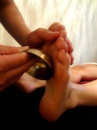 Massage des pieds avec le bol Kansu & le ghee