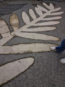 J’ai beau m’être formée à plusieurs techniques (& continuer encore) la réflexologie plantaire retient toujours toute mon attention. Simple, efficace c’est un outil d’excellent rapport qualité/prix 🤭. Laissez-vous convaincre & essayez. ☎️06 01 95 91 52