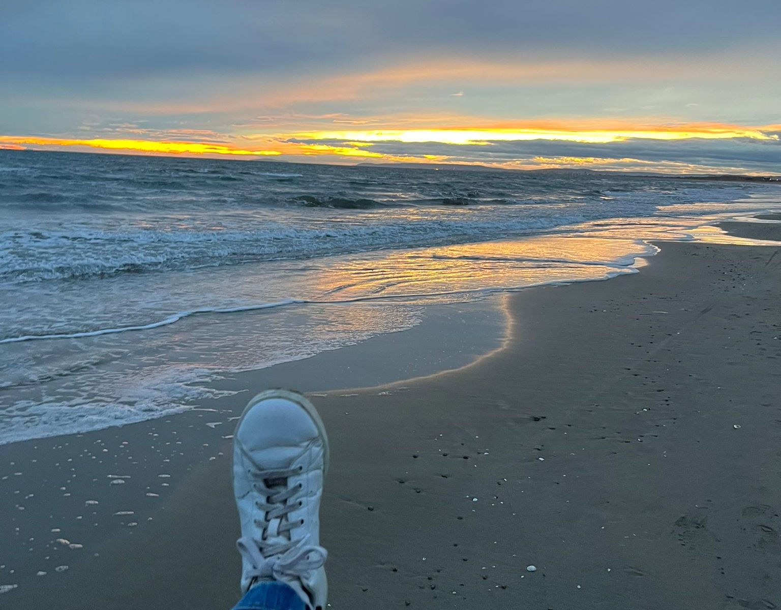 Pendant la séance de réflexologie plantaire, des sueurs, des vertiges, des nausées peuvent être ressentis…😰 Pas de panique ! Ceci témoigne d’une réaction de votre système neurovégétatif & ces symptômes s’estompent aussi vite qu’ils sont apparus notamment après quelques mouvements de détente, du repos, un verre d’eau, quelques respirations lentes & profondes. Laissez-vous convaincre & essayez, vous repartirez du bon pied avec ne homéostasie boostée ! Séance à partir de 30€ renseignez-vous. ☎️06 01 95 91 52 - #virginiedelolmeforest #olespieds #reflexologieplantaire #montpellier #reflexologieplantairemontpellier #castelnaulelez #reflexologieplantairecastelnaulelez #pieds #massage #instantmassage #emotion #soin #soindesoi #soindesoutien #bienetreaunaturel #bienetreauquotidien #homeostasie #immunite #lacherprise #detente #boncadeau #luxe @montpellier @castelnaulelez @olespieds @leguepard.fr