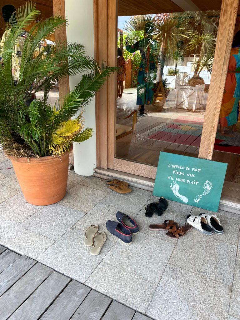 Portez-vous des chaussures adaptées à la morphologie de vos pieds ? Oui / Non / Pourquoi ?
Parce qu’en glissant innocemment vos pieds dans des souliers… 
inconfortables, comprimant vos orteils… 
ils vous rendent fatigué·e, irrité·e ! Si, si ! 
Plusieurs études l’ont remarqué & mis en évidence.
 L’inconfort dépasse même le mal-être physique pour atteindre l’humeur…

🎯 Une solution : filez chez @olespieds pour mettre vos orteils en éventail 🪭
& vous pouvez aussi : – Acheter vos prochaines chaussures à votre taille, adaptées à votre morphologie – Faire des exercices de yoga ou de pilates pour étirer et muscler vos pieds, vos orteils – Prendre rendez-vous chez votre ostéopathe pour les mobiliser et lutter contre toutes les contraintes qui les bloquent…

Laissez-vous convaincre par la réflexologie plantaire, essayez une séance.

☎️06 01 95 91 52
Ouvert tout l’été

-   

#virginiedelolmeforest #olespieds #reflexologieplantaire #montpellier #reflexologieplantairemontpellier #castelnaulelez #reflexologieplantairecastelnaulelez #pieds #massage #instantmassage #therapiebreve #emotion #naturel #manuel #soin #homeostasie #detente #lacherprise  #respect @montpellier @castelnaulelez @olespieds @leguepard.fr 
