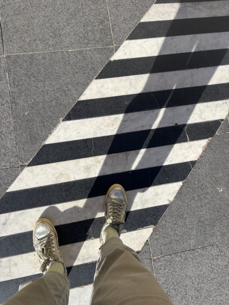 ReflexoPieds Le pied dévoile la statique du corps.
Le saviez-vous ?
Très cambré ? Vous marchez certainement sur les talons.
Tonus musculaire faible ? Vos pieds doivent être plats.
Douleurs des hanches ? Votre marche doit se faire sur les bords externes de vos pieds.
Ça vous parle ?
Alors, n’attendez pas, ne restez pas de guingois !
Consultez votre posturologue, podologue, Kiné…
& courrez chez votre Réflexologue plantaire préféré pour prendre soin de vous, vous détendre, vous faire masser @olespieds !
Essayez, prenez rendez-vous :
☎️06 01 95 91 52
-
#virginiedelolmeforest #olespieds #reflexologieplantaire #montpellier #reflexologieplantairemontpellier #castelnaulelez #reflexologieplantairecastelnaulelez #pieds #massage #emotion #soin #BienÊtre #homeostasie #immunite #lacherprise #detente #stress #angoisse #fatigue
@montpellier @castelnaulelez @olespieds @leguepard.fr