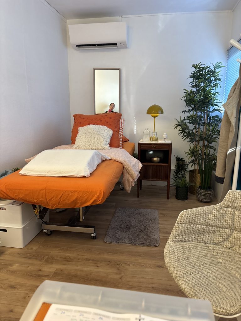 -🍀👣 Bravo ! Les urines sont foncées & abondantes, les selles sont odorantes, de petits boutons apparaissent… & ce après une séance de réflexologie plantaire @olespieds ? Oui, oui, oui vous avez bien lu, Bravo ! & nous vous invitons à féliciter votre corps pour ça !! Nous ne sommes pas fous & nous vous expliquons pourquoi : Les toxines, les déchets sont expulsés, éliminés ! Plus les réactions d’élimination sont fortes, plus l’amélioration du trouble pour lequel vous avez consulté sera rapide ! Parfois l’organisme fait même réapparaître un symptôme afin de pouvoir mieux l’évacuer. Votre corps est une machine extraordinaire, faites lui confiance, il vous veut du bien, il vous veut le meilleur ! Comme @olespieds d’ailleurs ! Laissez-vous convaincre & essayez. ☎️06 01 95 91 52 - #virginiedelolmeforest #olespieds #reflexologieplantaire #montpellier #castelnaulelez #pieds #massage #emotion #soin #optimisationdesasante #bienetreaunaturel #bienetreauquotidien #homeostasie #immunite #lacherprise #detente #boncadeau #fetedefindannee @montpellier @castelnaulelez @olespieds @leguepard.fr