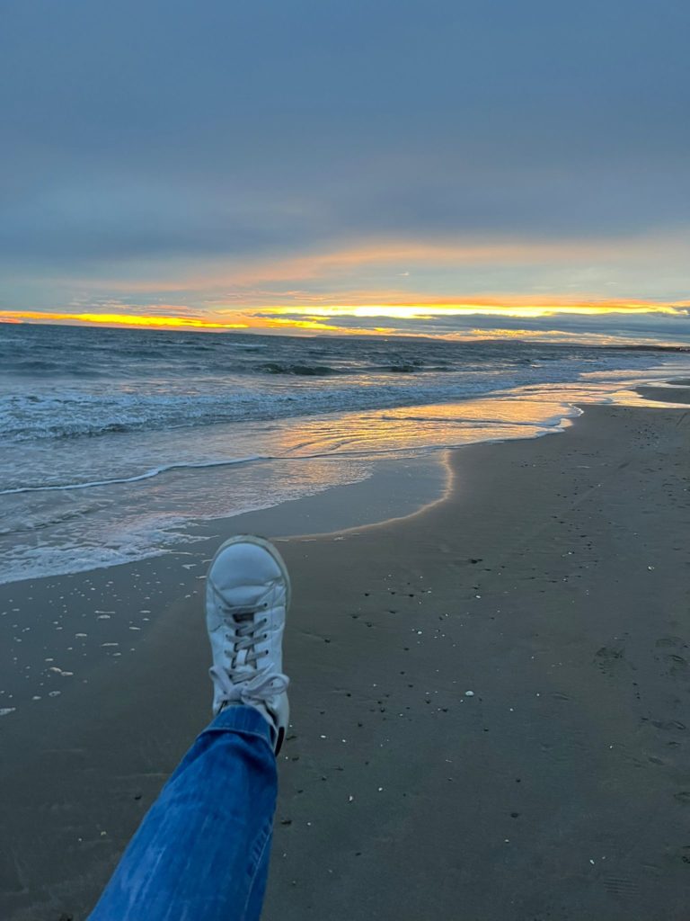 RéflexoBonneRésolution l'occasion en 2026 de prendre soin de vous le temps d'une séance de réflexologie plantaire olespieds avec Virginie Pendant la séance de réflexologie plantaire, des sueurs, des vertiges, des nausées peuvent être ressentis…😰
Pas de panique !
Ceci témoigne d’une réaction de votre système neurovégétatif & ces symptômes s’estompent aussi vite qu’ils sont apparus notamment après quelques mouvements de détente, du repos, un verre d’eau, quelques respirations lentes & profondes.
Laissez-vous convaincre & essayez, vous repartirez du bon pied avec ne homéostasie boostée !
Séance à partir de 30€ renseignez-vous.
☎️06 01 95 91 52
-
#virginiedelolmeforest #olespieds #reflexologieplantaire #montpellier #reflexologieplantairemontpellier #castelnaulelez #reflexologieplantairecastelnaulelez #pieds #massage #instantmassage #emotion #soin #soindesoi #soindesoutien #bienetreaunaturel #bienetreauquotidien #homeostasie #immunite #lacherprise #detente #boncadeau #luxe @montpellier @castelnaulelez @olespieds @leguepard.fr