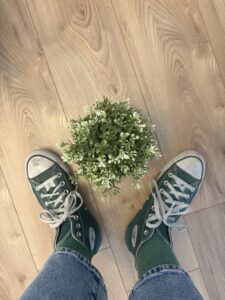 Olespieds vous accueille à Castelnau-le-Lez, près de Montpellier, pour des séances de réflexologie plantaire dédiées au bien-être et à la détente.
La réflexologie plantaire consiste à stimuler des zones réflexes situées sur les pieds afin d’accompagner l’équilibre naturel du corps.
Les séances peuvent aider à favoriser la relaxation, accompagner les périodes de fatigue ou de stress et soutenir le bien-être général.
Virginie propose notamment ReflexImmu, une séance de réflexologie plantaire dédiée au soutien de l’organisme lors des changements de saison.
Cabinet situé à Castelnau-le-Lez.
Prise de rendez-vous par téléphone.